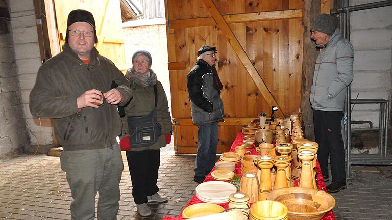 Erich Schmitt (rechts) zeigte bei der Scheunenweihnacht in Fladungen Produkte seiner Kunst des Drechslerns. Erich Schmitt (rechts) zeigte bei der Scheunenweihnacht in Fladungen Produkte seiner Kunst des Drechslerns.