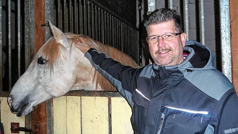 Hartmut Leicht will die Zukunft des Reitvereins in Ochsenfurt sichern und deshalb die dringend nötige Sanierung des Stalls sowie der weiteren Gebäude auf dem Grundstück angehen. Er rechnet mit Kosten von etwa 450 000 Euro.