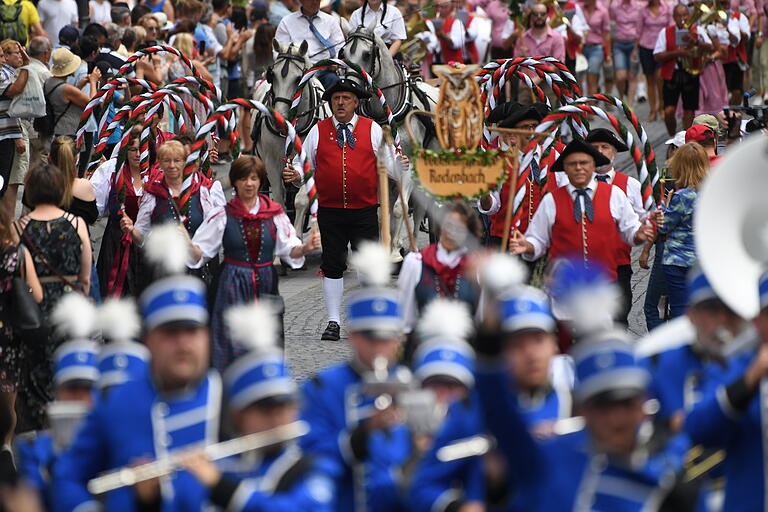Zum Auftakt des Kiliani-Volksfestes zogen am Samstag viele Musikgruppen durch die Innenstadt. Zum Auftakt des Kiliani-Volksfestes zogen am Samstag viele Musikgruppen durch die Innenstadt.