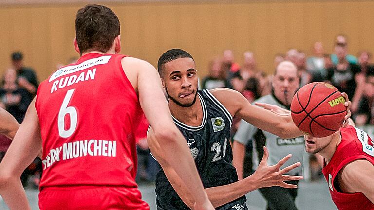 Cameron Hunt (im Zweikampf mit den Münchnern Matej Rudan und Viktor Frankl-Maus) ist der Topscorer des Baskets-Farmteams und soll an den Bundesligakader herangeführt werden.