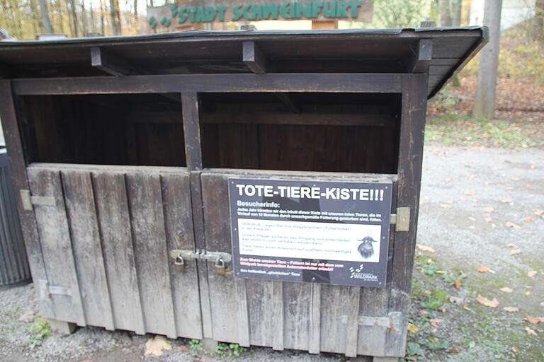 Die Tote-Tiere-Kiste am Eingang zum Schweinfurter Wildpark. Besucher können Futter abgeben, das Team prüft, ob es verwendbar ist.&nbsp;