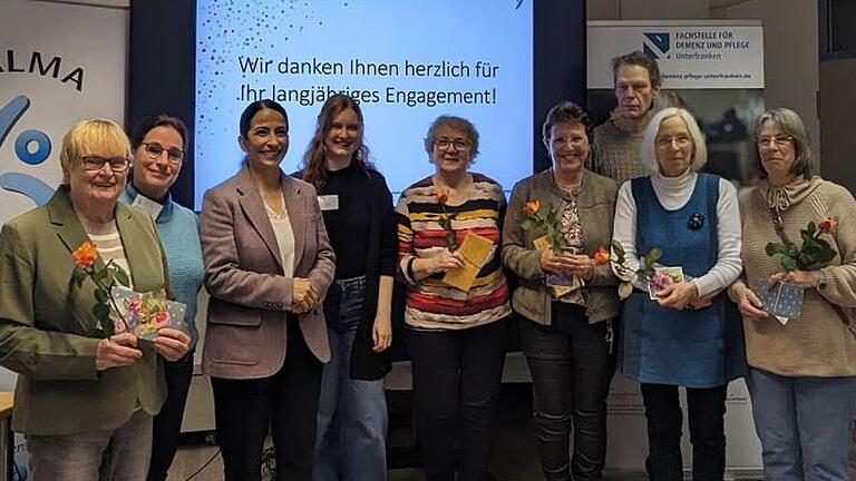 Dr. Hülya Düber (Vorsitzende des Vereins Halma), sowie Kerstin Amrehn-Zipf und Felicia Wunder (Mitarbeiterinnen von Halma) gemeinsam mit den Jubilarinnen.