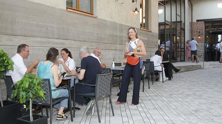 Einladend sind auch die Außenbereiche der Gastronomie im Alten Hafen, die allerdings erst im August öffnet. Einladend sind auch die Außenbereiche der Gastronomie im Alten Hafen, die allerdings erst im August öffnet.