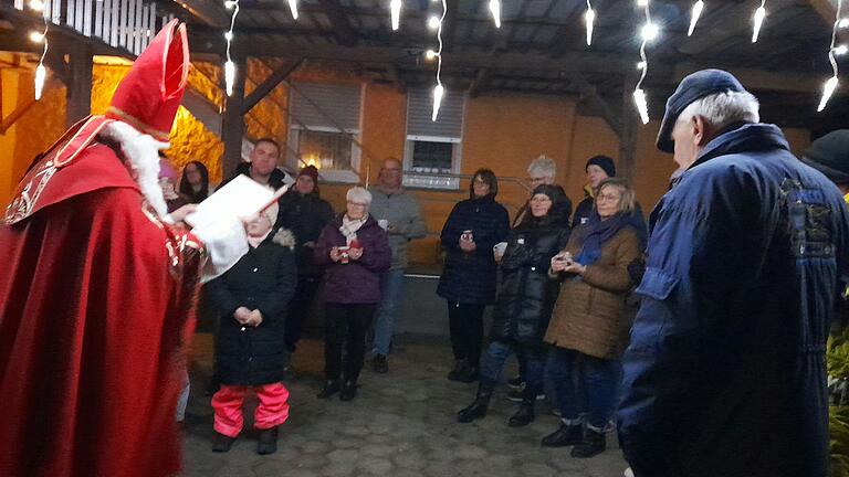 Am Abend ist der Nikolaus zu Gast auf der 'Piazza Palermo' in der Ringstraße und lobt die Ringsträßler für ihre gute Gemeinschaft, die schon über die Zeit von 37 Jahren besteht.