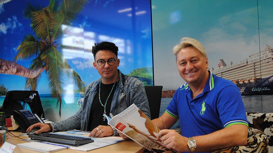 Matthias (links) und Hubert Fella 2017 in ihrem damaligen Reisebüro in Hammelburg. Archiv/Wolfgang Dünnebier       -  Matthias (links) und Hubert Fella 2017 in ihrem damaligen Reisebüro in Hammelburg. Archiv/Wolfgang Dünnebier