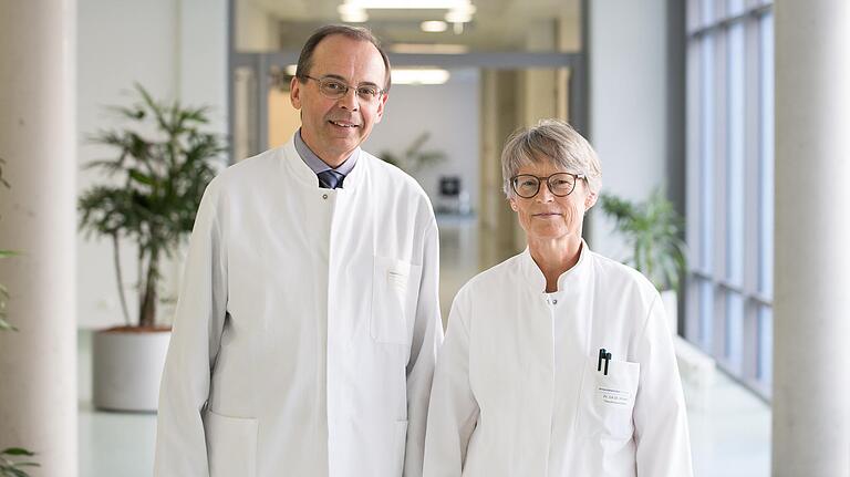 Haben die Stammzellspenderdatei 'Netzwerk Hoffnung' in Würzburg aufgebaut: Prof. Markus Böck, Leiter der Transfusionsmedizin, und Dr. Erdwine Klinker.