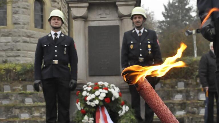 An Allerheiligen wurde am Reiterswiesener Kriegerdenkmal der Gefallenen und Opfer beider Weltkriege gedacht. Foto: Peter Klopf       -  An Allerheiligen wurde am Reiterswiesener Kriegerdenkmal der Gefallenen und Opfer beider Weltkriege gedacht. Foto: Peter Klopf