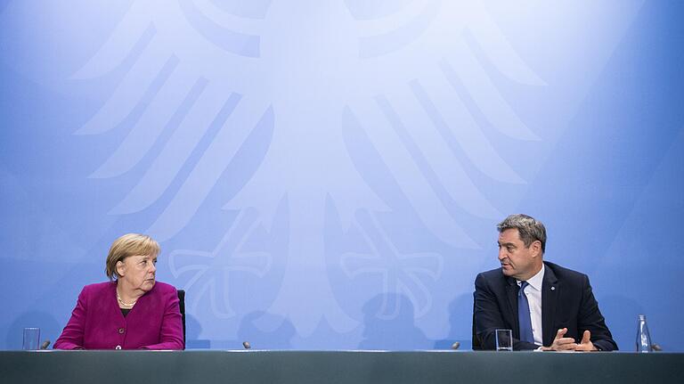 Nach langer Diskussion stellten Bundeskanzlerin Angela Merkel (CDU) und Bayerns Ministerpräsident Markus Söder (CSU) am Mittwochabend gemeinsame Corona-Vorgaben von Bund und Ländern vor.