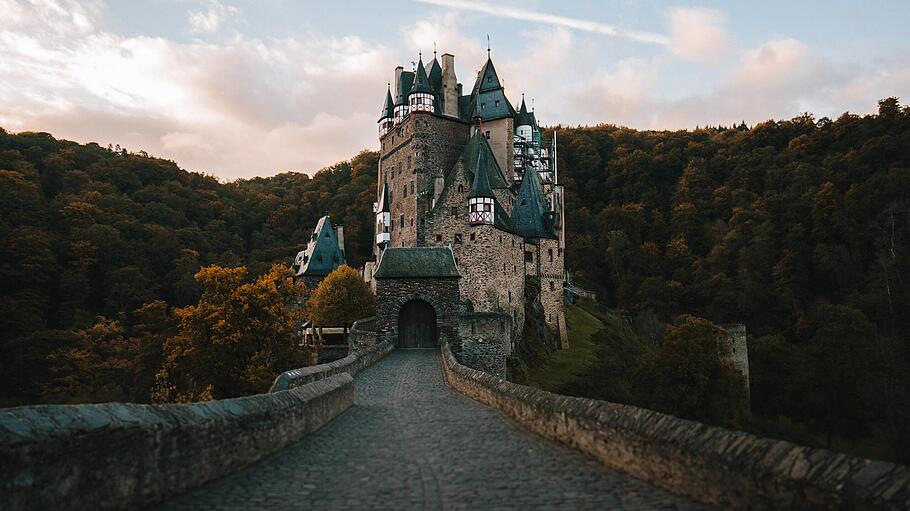 Flitterwochen in Deutschland       -  Ein eindrucksvolles Reiseziel für die Flitterwochen in der Eifel: Burg Eltz.