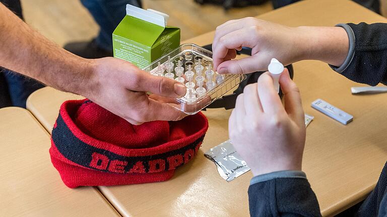 An Kitzinger Schulen wird es nach den Osterferien Corona-Selbsttests für Lehrpersonal und Schülerschaft geben. Wie die Strategie des Schulamts aussieht. (Symbolbild)