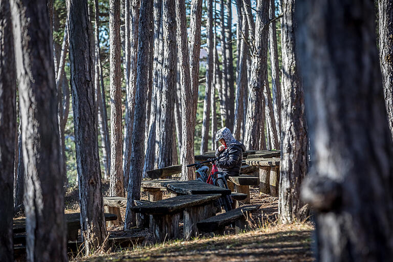 Der Platz rund um die Ruine Wartturm bietet mit seinen vielen Sitzgruppen und einer überdachten Hütte eine gute Gelegenheit zur Rast. Der Platz rund um die Ruine Wartturm bietet mit seinen vielen Sitzgruppen und einer überdachten Hütte eine gute Gelegenheit zur Rast.