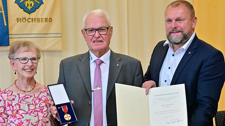 Martin Koch erhielt aus den Händen von Landrat Thomas Eberth (rechts) die Verdienstmedaille des Verdienstordens der Bundesrepublik Deutschland für seinen jahrelangen Einsatz für die Opferhilfsorganisation Weißer Ring.