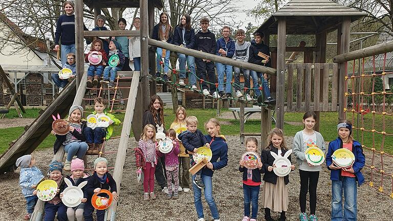 Die Halsheimer Kinder mit ihren Osternestern.