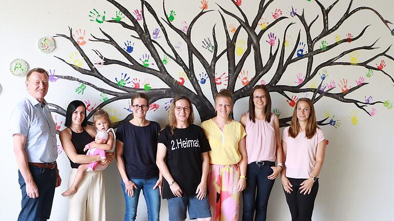 Bürgermeister Peter Juks (links) dankte für eine starke Elterninitiative im Kindergarten 'Rechts des Mains' stellvertretend für alle aktive Familien (von links): Viola Molinari, Theresia Bilke (stellvertretende Vorsitzende), Beatrice Hümmer (Leiterin), Lucia Duttler (Vorsitzende), Julia Engert und Sabine Glockmann.