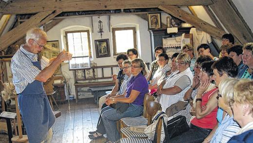 Das Salzhaus lebt: Wenn Museumsleiter Rudolf Mauder (links) über die Flachsverarbeitung in früheren Zeiten in der Rhön spricht, dann demonstriert er – ganz in seinem Element – das alte Handwerk auch anschaulich und fasziniert so die Museumsbesucher. Das Salzhaus lebt: Wenn Museumsleiter Rudolf Mauder (links) über die Flachsverarbeitung in früheren Zeiten in der Rhön spricht, dann demonstriert er – ganz in seinem Element – das alte Handwerk auch anschaulich und fasziniert so die Museumsbesucher.