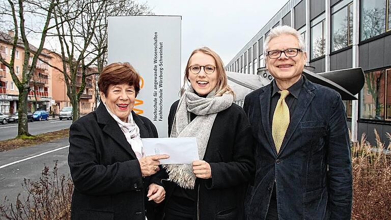 Dank der Walter-Ell-Stiftung studierte Laura Markert (Mitte) in Istanbul. Links Stiftungsvorsitzende Hannelore Scheuring-Ell, rechts Heribert Weber, ehemaliger Präsident der Fachhochschule.