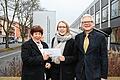 Dank der Walter-Ell-Stiftung studierte Laura Markert (Mitte) in Istanbul. Links Stiftungsvorsitzende Hannelore Scheuring-Ell, rechts Heribert Weber, ehemaliger Präsident der Fachhochschule.