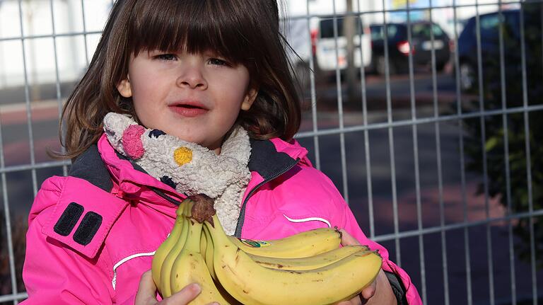 Ganz schön schwer: Jamie trägt nach dem Einkaufen die Bananen nach Hause.