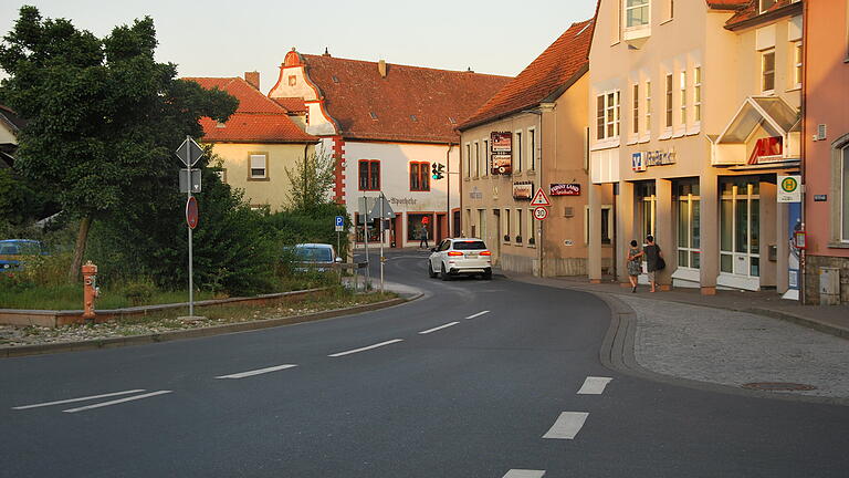 Der Engpass am Alten Rathaus (vorne) in Rimpar ist für große Lkws eine Herausforderung.