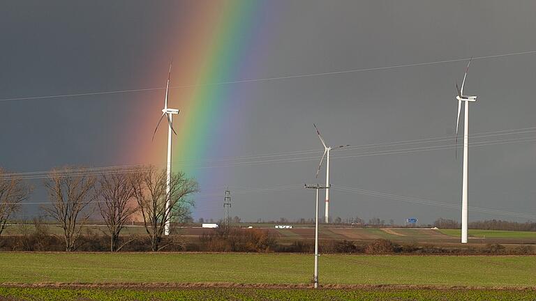 Für die Windkraft im Landkreis Kitzingen wie hier an der Autobahn bei Biebelried zeigt sich ein Silberstreif am Horizont.