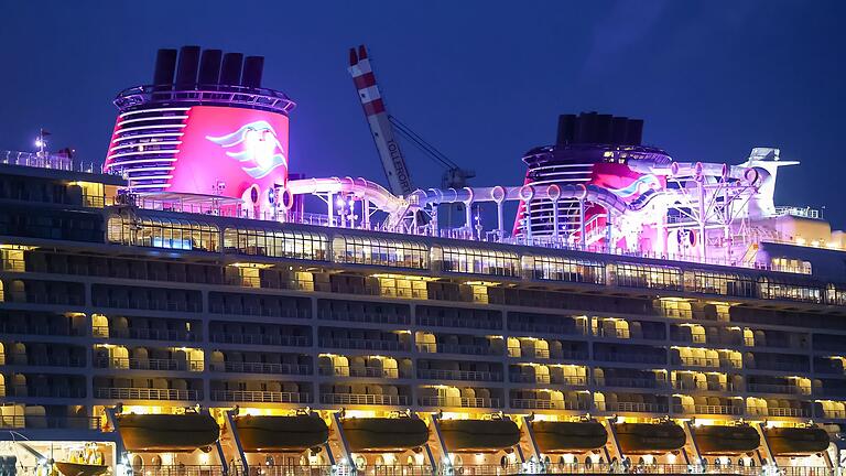 Das Kreuzfahrtschiff &bdquo;Disney Dream&rdquo; läuft in Hamburg ein       -  Auf dem Kreuzfahrtschiff haben 4000 Passagiere Platz.