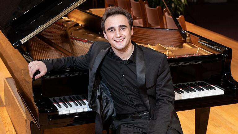 Illia Ovcharenko ist einer der Pianisten, die beim Bad Kissinger Klavierolymp 2024 spielen.
