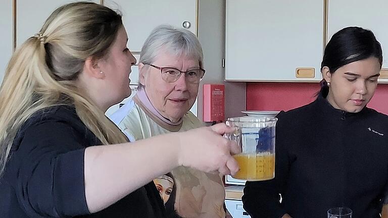 Verena Helfrich-Riedmann (Lehrerin Ernährung und Gesundheit), Conny Warsitz (Obidos-Botschafterin aus Langenprozelten) und eine weltwärts-Freiwillige aus Brasilien beim Mischen von Cocktails in der Schulküche. Verena Helfrich-Riedmann (Lehrerin Ernährung und Gesundheit), Conny Warsitz (Obidos-Botschafterin aus Langenprozelten) und eine weltwärts-Freiwillige aus Brasilien beim Mischen von Cocktails in der Schulküche.