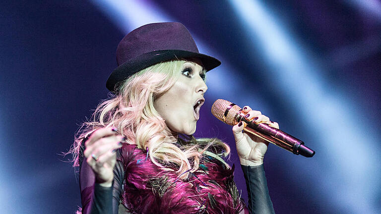 Fast jeden Abend steht Maria Voskania aus Würzburg vor Tausenden Menschen auf der Bühne. Die 26-jährige Sängerin ist zurzeit mit Helene Fischer auf Tour durch die größten Hallen Deutschlands. In die Stuttgarter Hanns-Martin-Schleyer waren am Montag Zehntausend Schlagerfans gekommen, um den derzeit erfolgreichsten deutschen Star zu erleben. Helene Fischer bot eine perfekte Show mit Tänzern, Akrobaten und großer Live-Band. Im Hintergrund als eine der drei Background-Sängerinnen immer mit dabei: Maria Voskania. Seit vier Jahren gehört die Studentin nun schon zum Team von Helene Fischer. Mittlerweile hat Maria aber auch eine eigene Karriere als Schlagersängerin begonnen. Ihr Album 'Lust am Leben' ist im Frühjahr erschienen.