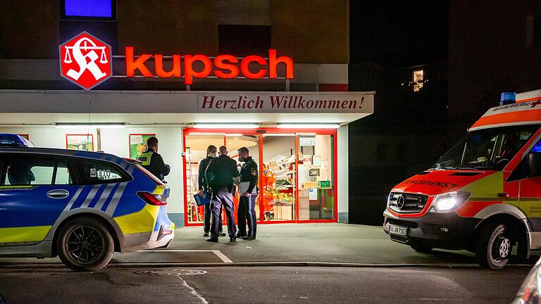 Polizei und Rettungskräfte am Kupsch-Markt in der St. Benedikt-Straße in Würzburg am Tag des Überfall am 17. Dezember 2021. Polizei und Rettungskräfte am Kupsch-Markt in der St. Benedikt-Straße in Würzburg am Tag des Überfall am 17. Dezember 2021.