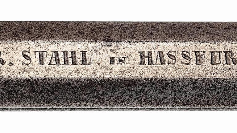 Der Schriftzug auf dem Revolverlauf ist eine Rarität. Die Schusswaffe ist eine Entwicklung des Gewehrfabrikanten G. Stahl aus Haßfurt. Der Schriftzug auf dem Revolverlauf ist eine Rarität. Die Schusswaffe ist eine Entwicklung des Gewehrfabrikanten G. Stahl aus Haßfurt.