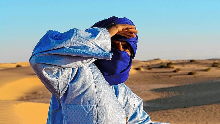 Bei den Tuareg dient die Verschleierung noch heute ihrem Ursprungszweck: dem Schutz vor Wind und Sand in der Wüste.