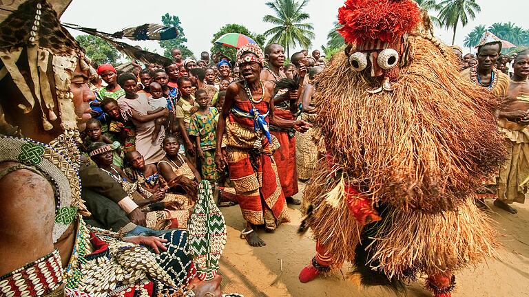 Im Königreich der Kuba in der Demokratischen Republik Kongo: Prinz Kwete und ein Maskentänzer.