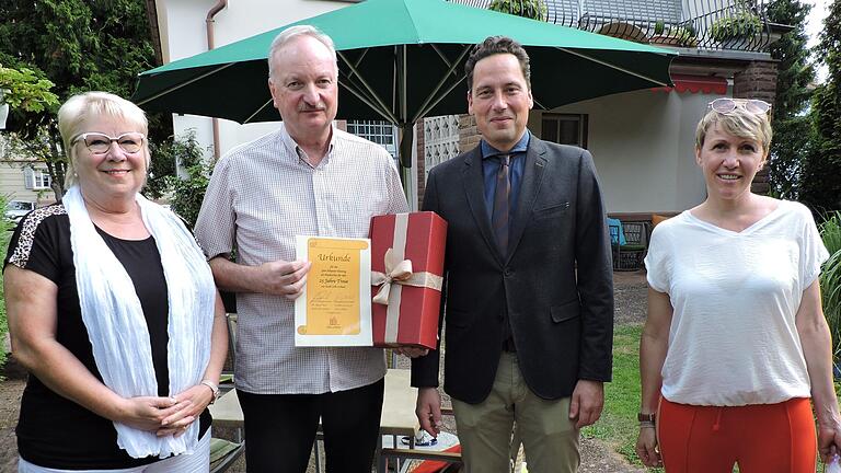 Gästeehrung im Hotel Bundschuh: Udo Henning (Zweiter von links) aus Moers in Nordrhein-Westfalen verbringt seit einem Vierteljahrhundert Urlaub in Lohr. Für seine Treue ehrten ihn (von links) Margitta Gottschalk, Vorsitzende des Fremdenverkehrsvereins, Bürgermeister Mario Paul und Katja Bundschuh, Chefin des gleichnamigen Hotels.