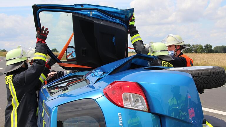 Verkehrsunfall auf der B22 zwischen Neuses und Ebrach: Die Feuerwehr musste einen Suzuki-Fahrer aus seinem Fahrzeug befreien.