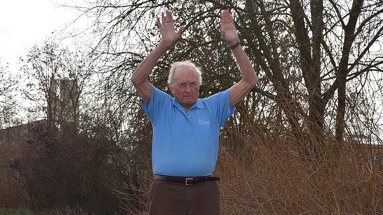 Erich Preßler bei der Freiluftgymnastik. Die wird auch heute noch mit nunmehr 90 Jahren praktiziert.