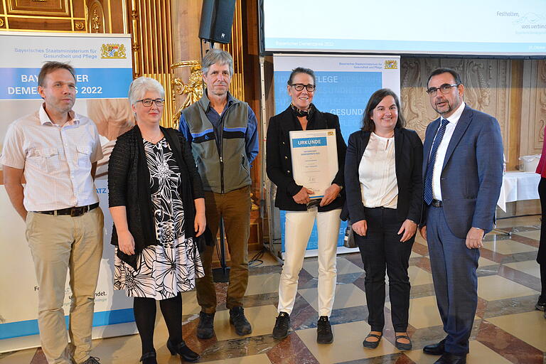 Die Gemeinde Sandberg hat den Bayerischen Demenzpreis erhalten. Das Bild zeigt (von links): Tobias Bartschinski, Martina Heinrich, Michael Heinrich, Sabine Nasner, Bürgermeisterin Sonja Reubelt und Klaus Holetschek.