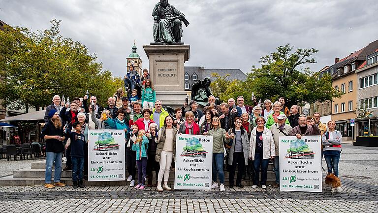 Pressetermin am Montag 09.10.23 vor dem Rathaus in Schweinfurt zum Wahlausgang zum Bürgerentscheid 'Natur statt Beton'. 74,2% entscheiden sich gegen das Einkaufszentrum. Pressetermin am Montag 09.10.23 vor dem Rathaus in Schweinfurt zum Wahlausgang zum Bürgerentscheid 'Natur statt Beton'. 74,2% entscheiden sich gegen das Einkaufszentrum.