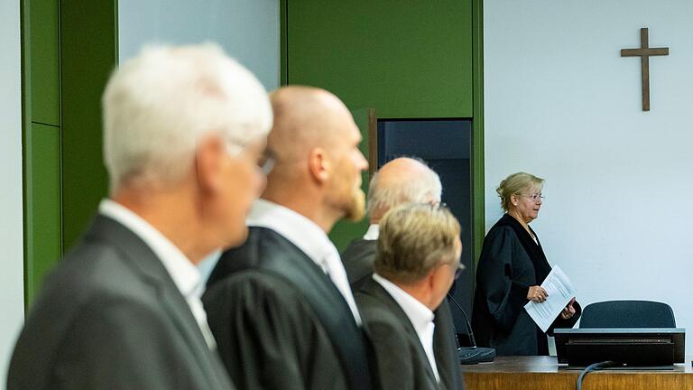 Prozess gegen zwei ehemalige Fondsmanager in München       -  Die Angeklagten mit ihren Verteidigern zu Prozessbeginn. Im Hintergrund die Vorsitzende Richterin. (Archivbild)