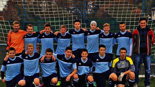 Erfolgreiche Fußballer der Höchberger Realschule - (pm) Nach überzeugenden Qualifikationsspielen setzten sich die Fußballer der Leopold-Sonnemann-Realschule aus Höchberg nun auch in den Finals in allen drei Altersklassen durch und qualifizierten sich als Kreismeister für die nächste Runde auf regionaler Ebene. Im Schul-Wettbewerb „Jugend trainiert für Olympia“ beherrschten die Höchberger Schüler ihre Gegner aus dem Landkreis Würzburg fast nach Belieben. Das Team der Altersklasse Ju IV (Jahrgänge 2001/02) bezwang im Finale die Mittelschule aus Gaukönigshofen mit 4:2, während sich die Mannschaft Ju III (Jahrgänge 1999/2000) im Endspiel gegen die Mittelschule Kürnachtal mit 11:0 durchsetzte. Auf dem Bild sieht man die Sieger der Jahrgänge 1997/98 (Wettbewerb Ju II), die das Triple perfekt machten. Sie wurden Kreismeister durch ein ungefährdetes 3:0 gegen die Mittelschule Unterpleichfeld. Zum Siegerteam gehörten (hinten von links) Maximilian Kraus, Moritz Barwanietz, Mika Lindner, Marcel Günther, Marius Lugner, Dominik Szabo, Florian Schulte-Eickhoff, Jeffrey Gehrhard, Sportlehrer Herr Kuß sowie (vorne von links) Markus Heinickel, Julius Krapf, Fabian Rüttiger, Kevin Flurschütz, Nico Werner, Edwin Dick, Bastian Scheurich. Erfolgreiche Fußballer der Höchberger Realschule - (pm) Nach überzeugenden Qualifikationsspielen setzten sich die Fußballer der Leopold-Sonnemann-Realschule aus Höchberg nun auch in den Finals in allen drei Altersklassen durch und qualifizierten sich als Kreismeister für die nächste Runde auf regionaler Ebene. Im Schul-Wettbewerb „Jugend trainiert für Olympia“ beherrschten die Höchberger Schüler ihre Gegner aus dem Landkreis Würzburg fast nach Belieben. Das Team der Altersklasse Ju IV (Jahrgänge 2001/02) bezwang im Finale die Mittelschule aus Gaukönigshofen mit 4:2, während sich die Mannschaft Ju III (Jahrgänge 1999/2000) im Endspiel gegen die Mittelschule Kürnachtal mit 11:0 durchsetzte. Auf dem Bild sieht man die Sieger der Jahrgänge 1997/98 (Wettbewerb Ju II), die das Triple perfekt machten. Sie wurden Kreismeister durch ein ungefährdetes 3:0 gegen die Mittelschule Unterpleichfeld. Zum Siegerteam gehörten (hinten von links) Maximilian Kraus, Moritz Barwanietz, Mika Lindner, Marcel Günther, Marius Lugner, Dominik Szabo, Florian Schulte-Eickhoff, Jeffrey Gehrhard, Sportlehrer Herr Kuß sowie (vorne von links) Markus Heinickel, Julius Krapf, Fabian Rüttiger, Kevin Flurschütz, Nico Werner, Edwin Dick, Bastian Scheurich.