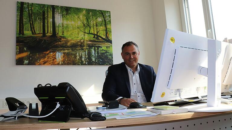 Olivier Rombach an seinem Schreibtisch der Kitzinger Bau GmbH. Die Tür zu seinem Büro stehe immer offen, sagt er.