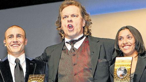 Wann singt man schon vor 40 Millionen Zuschauern? Der Bariton Michael Volle 2006 bei der Gala „Weltfußballer des Jahres“ im Opernhaus Zürich zwischen zwei Geehrten, dem italienischen Fußballer Fabio Cannavaro und und der brasilianischen Fußballerin Marta. Wann singt man schon vor 40 Millionen Zuschauern? Der Bariton Michael Volle 2006 bei der Gala „Weltfußballer des Jahres“ im Opernhaus Zürich zwischen zwei Geehrten, dem italienischen Fußballer Fabio Cannavaro und und der brasilianischen Fußballerin Marta.
