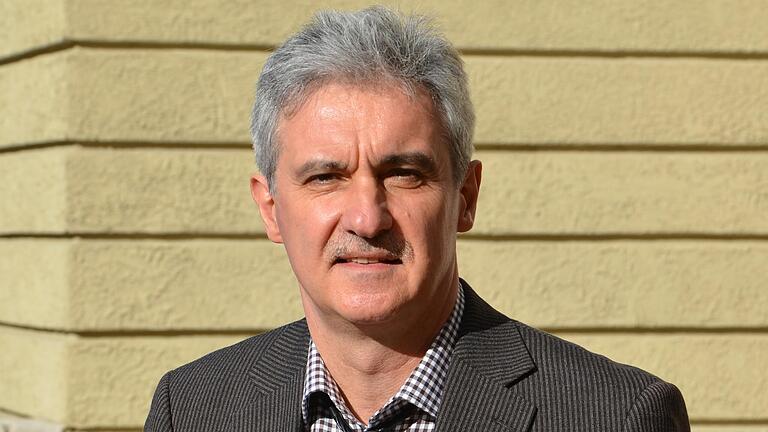 Prof. Dr. Hans-Joachim Lauth ist Lehrstuhlinhaber für Vergleichende Politikwissenschaft und Systemlehre am Institut für Politikwissenschaft und Soziologie der Julius-Maximilians-Universität Würzburg. Prof. Dr. Hans-Joachim Lauth ist Lehrstuhlinhaber für Vergleichende Politikwissenschaft und Systemlehre am Institut für Politikwissenschaft und Soziologie der Julius-Maximilians-Universität Würzburg.