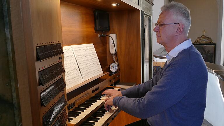 Organist Wolfgang Heuring an seinem Lieblingsplatz, der Orgel. Organist Wolfgang Heuring an seinem Lieblingsplatz, der Orgel.