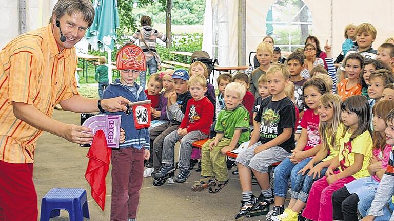 Spaß mit Zauberer Matzelli       -  (thal)   &bdquo;Es ist prima gelaufen, es war klasse&ldquo;, sagte Christian Hegel am Montagnachmittag. Der TSV-Vorsitzende  zog damit vorab eine erste kurze und prägnante Bilanz zum viertägigen Sportfest aus Anlass des 100. Geburtstags des Vereins. Während am Jugend- und Seniorennachmittag die älteren Generationen sich Kaffee und Kuchen schmecken ließen, zog vor der Bühne der Zauberer &bdquo;Matzelli&ldquo; die jüngste Generation in seinen Bann. Mit pädagogischem Geschick band er die Kinder in sein originelles Programm ein und auch so mancher Erwachsene hatten an der Zaubervorstellung seinen Spaß.