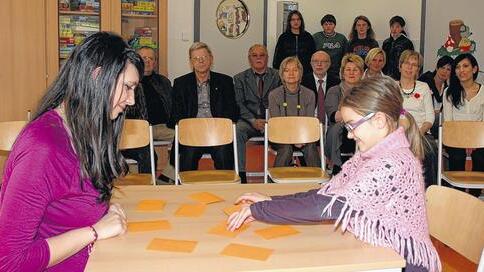 Das Sprachförderprojekt in Haßfurt für Grundschüler mit Migrationshintergrund des Staatlichen Schulamtes mit dem Rotary Club Haßfurt und dem Bayerischen Roten Kreuz Haßberge, soll auf Schüler ohne Migrationshintergrund und weitere Schulen ausgedehnt werden. Wie eine Unterrichtsstunde aussehen kann, zeigten Stefanie Mitscher (links) und Gioia Kestler-Lazzarin.