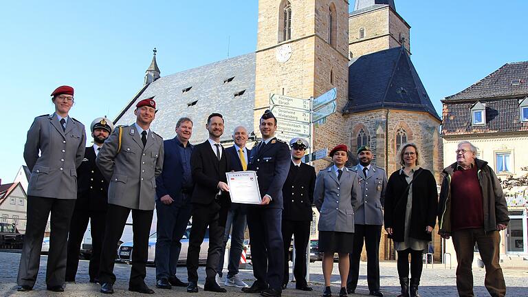 Die Patenschaft zwischen Gerolzhofen und der Kompanie aus Volkach besiegelten (von links) Kompanieeinsatzoffizier Alina Hantel, Zugführer Andreas Wirp, Kompaniefeldwebel Nico Schubert, Stadtrat Arnulf Koch, Bürgermeister Thorsten Wozniak, Zweiter Bürgermeister Erich Servatius, Kompaniechef Johannes Slawik,&nbsp;Personalfeldwebel Andy Torres, Stabsdienstsoldatin Juliette Neumann,&nbsp;Hauptfeldwebel Sebastian Seifert, Stadträtin Stefanie Döpfner und Stadtrat Norbert Finster.