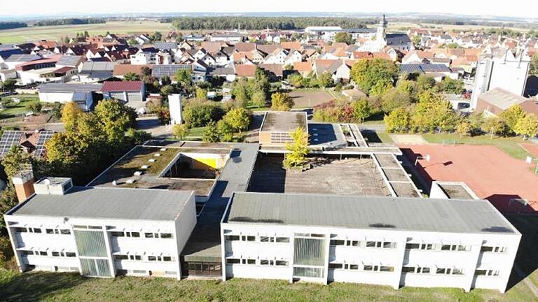 Dieses Schulhaus in Unterspiesheim müsste abgerissen werden, auf dem frei werdenden Gelände könnte das neue Schulgebäude entstehen. Der Gemeinderat will möglichst in seiner nächsten Sitzung über den Schulstandort entscheiden.