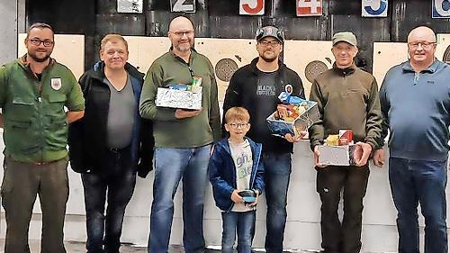 Die Sieger des Großkaliber-Langwaffenschießens 2023: (von links) Philipp Heß, Klaus Schmitt, Wolfgang Schilling, Dominik Kutscher mit Sohn, Marco Rupp und Artur Haupt.       -  Die Sieger des Großkaliber-Langwaffenschießens 2023: (von links) Philipp Heß, Klaus Schmitt, Wolfgang Schilling, Dominik Kutscher mit Sohn, Marco Rupp und Artur Haupt.
