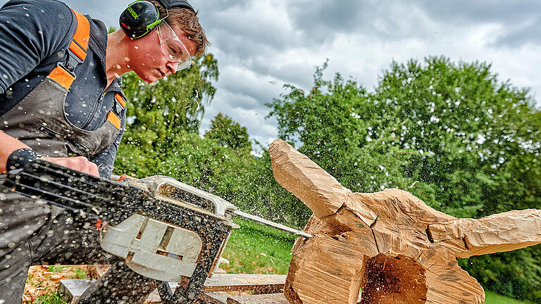 Die Holzbildhauerschule aus Bischofsheim gibt am 3. April im Cubus, dem ,mobilen Atelier', einen Einblick in die Tätigkeit der Holzbildhauerei. Die Holzbildhauerschule aus Bischofsheim gibt am 3. April im Cubus, dem ,mobilen Atelier', einen Einblick in die Tätigkeit der Holzbildhauerei.