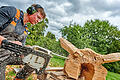 Die Holzbildhauerschule aus Bischofsheim gibt am 3. April im Cubus, dem ,mobilen Atelier', einen Einblick in die Tätigkeit der Holzbildhauerei.